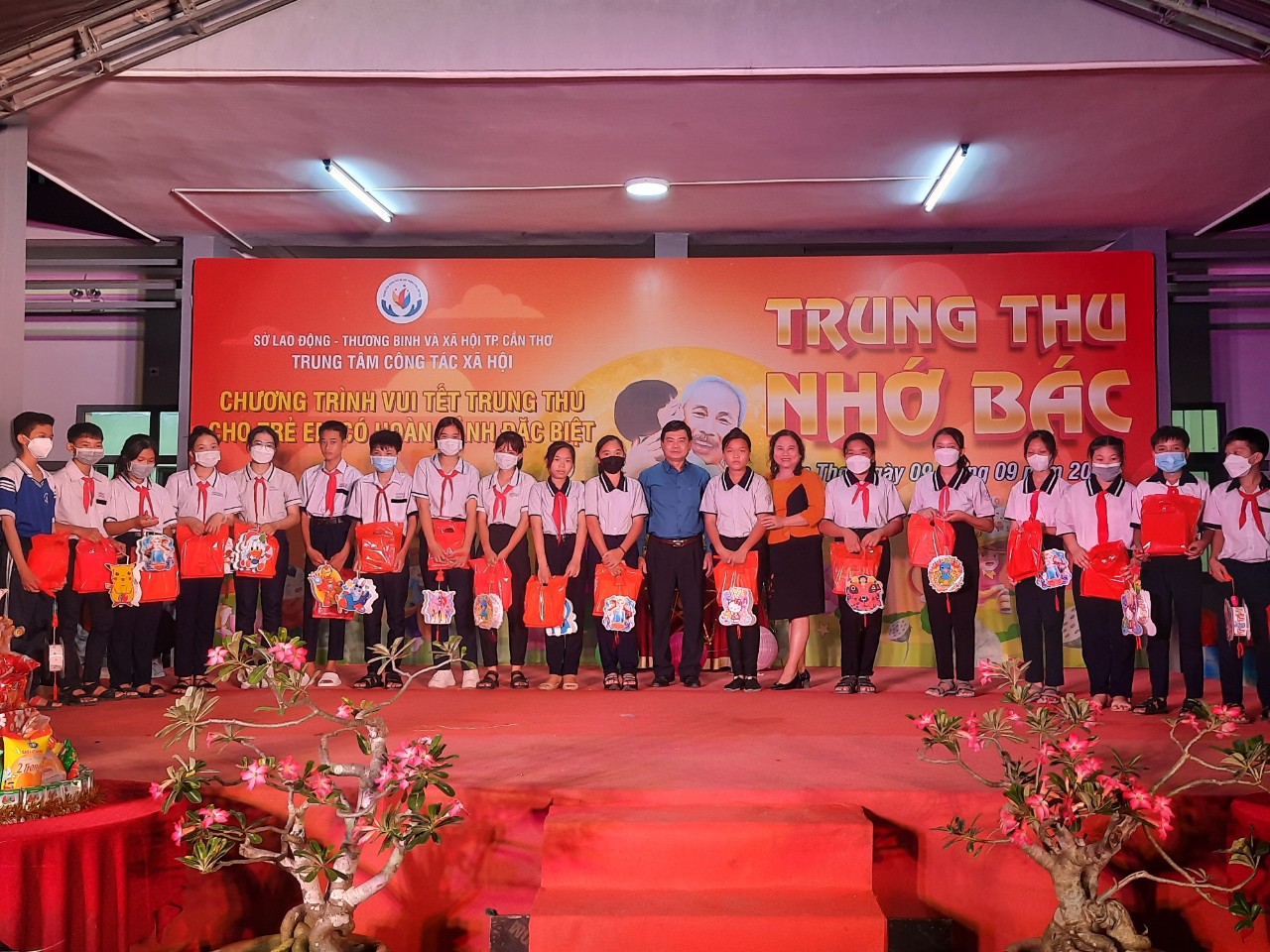 Bà Trần Thị Xuân Mai – Giám đốc Sở Lao động – Thương binh và xã hội, ông Đoàn Văn Dũng – Phó Chủ tịch Liên đoàn Lao động thành phố, lên trao quà cho các em thiếu nhi