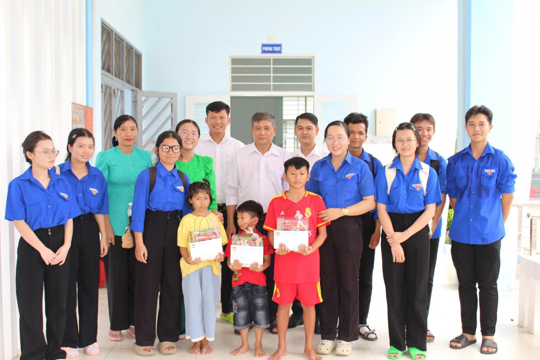 Trung tâm Công tác xã hội thành phố Cần Thơ (Cơ sở 2) tổ chức tặng quà nhân ngày Quốc tế thiếu nhi 01/6 cho trẻ em đang được chăm sóc, nuôi dưỡng tại Trung tâm.