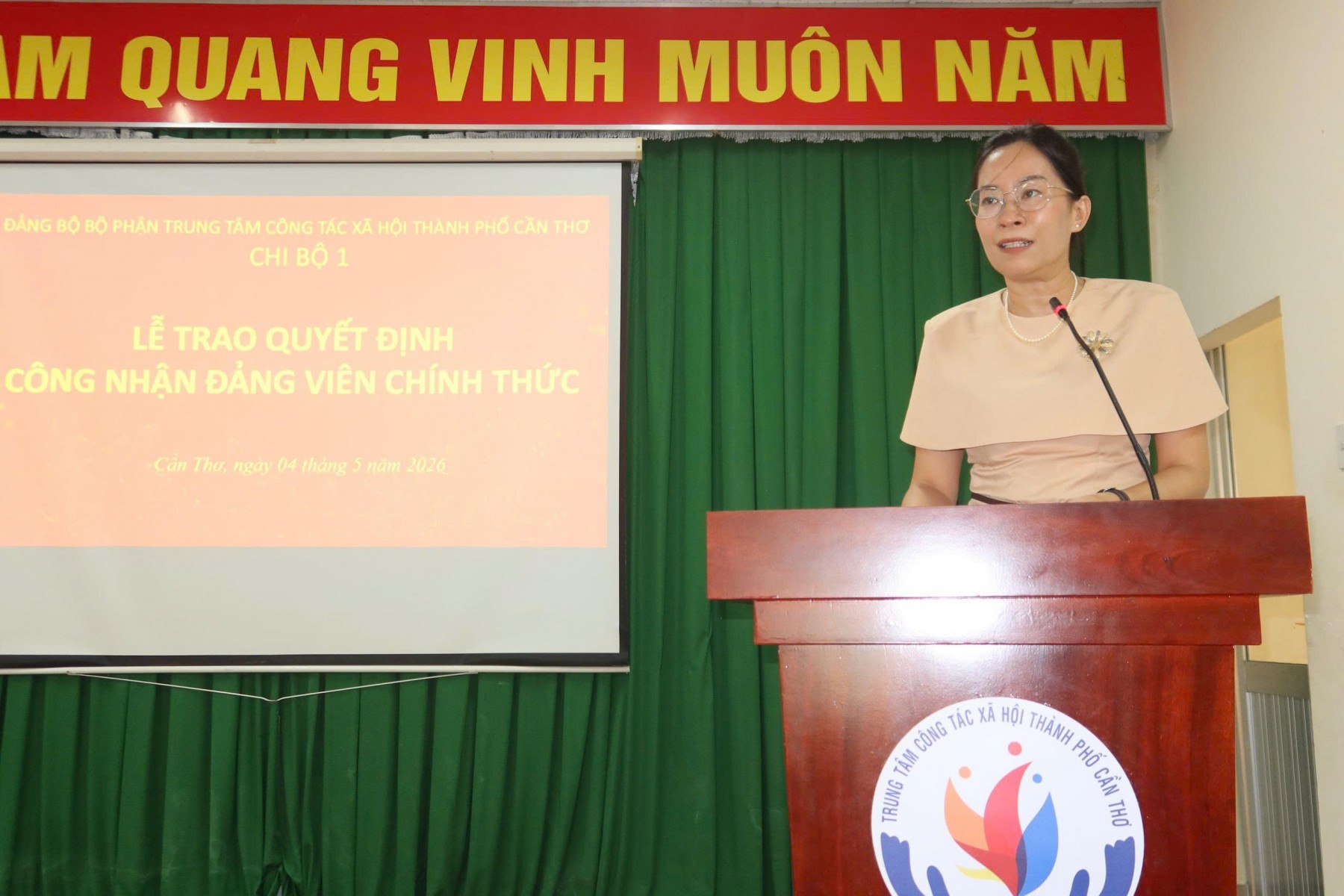 LỄ TRAO QUYẾT ĐỊNH CÔNG NHẬN ĐẢNG VIÊN CHÍNH THỨC CỦA CHI BỘ 1 THUỘC ĐẢNG BỘ BỘ PHẬN TRUNG TÂM CÔNG TÁC XÃ HỘI